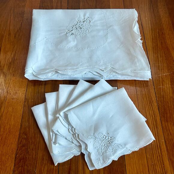 Vintage White Cutwork 97” x 62” Tablecloth Set w/ 6 Embroidered Napkins - Picture 8 of 16